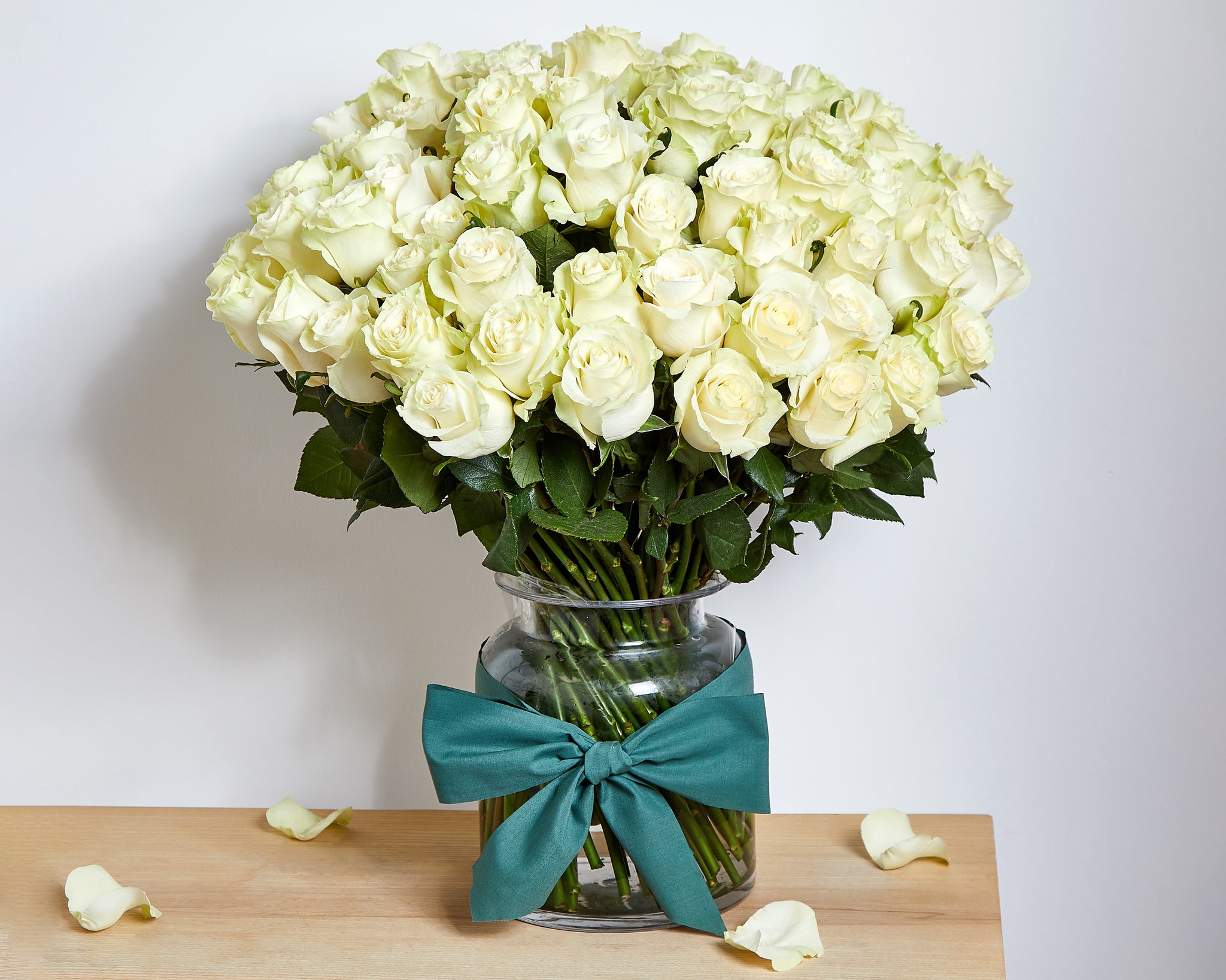 100 White Roses | Roses Only UK